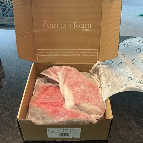 Journee Ankle boots. The perfect Red. New. Worn once. Size 7. Original box. - Picture 10 of 10